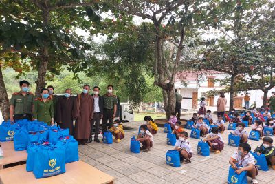 100 phần quà dành tặng HS có HCKK tại điểm trường Mang Lùng 1, Trường TH Ba Tô từ Hội chữ thập đỏ huyện Ba Tơ phối hợp cùng Chi Đoàn công an huyện và nhà chùa Thiên Phước